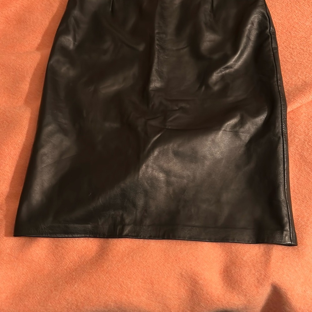 Danner Black Italy Learther Pencil Skirt Knee-Length, made in Canada size 12